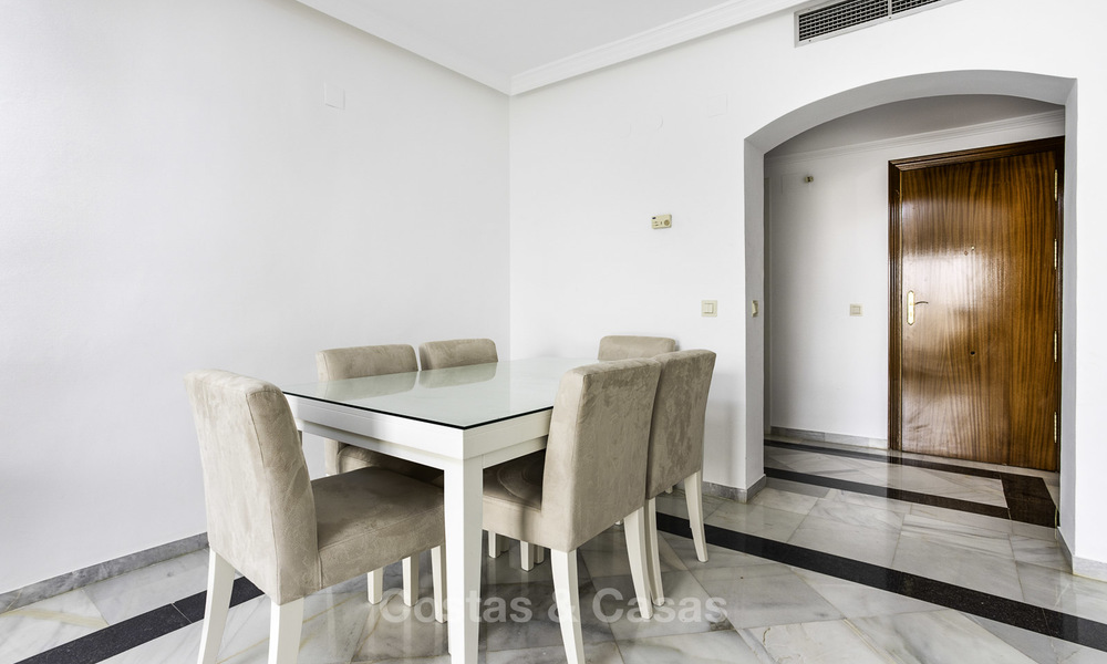 Luminoso y espacioso apartamento en venta, a poca distancia de Puerto Banús, todos los servicios y la playa - Nueva Andalucía, Marbella 17980
