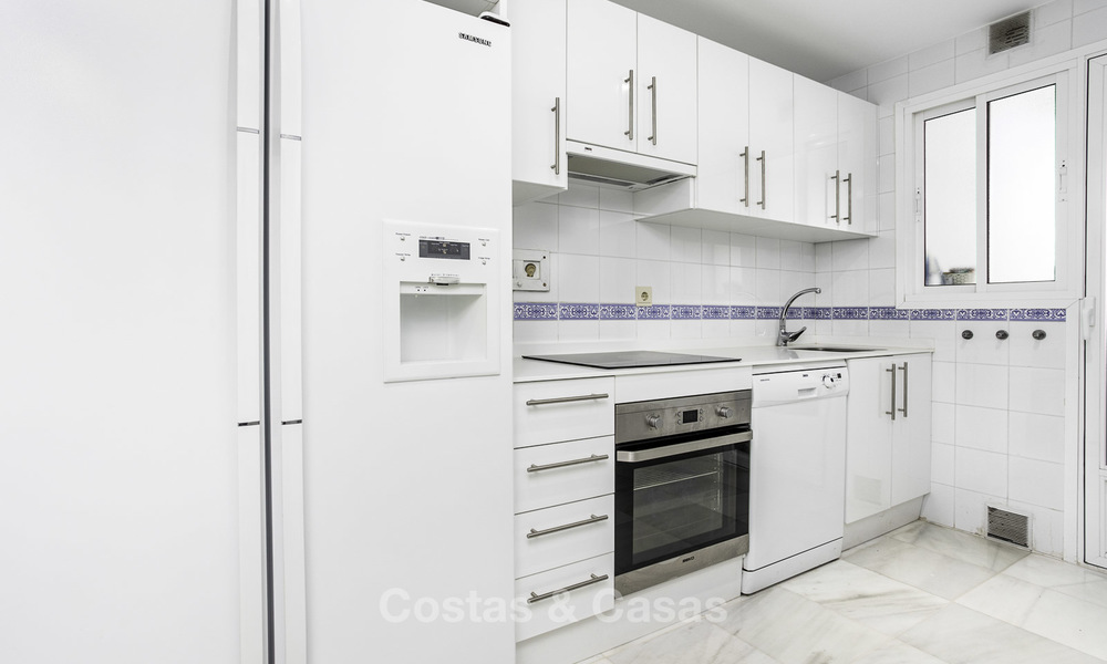 Luminoso y espacioso apartamento en venta, a poca distancia de Puerto Banús, todos los servicios y la playa - Nueva Andalucía, Marbella 17982