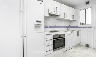 Luminoso y espacioso apartamento en venta, a poca distancia de Puerto Banús, todos los servicios y la playa - Nueva Andalucía, Marbella 17982 