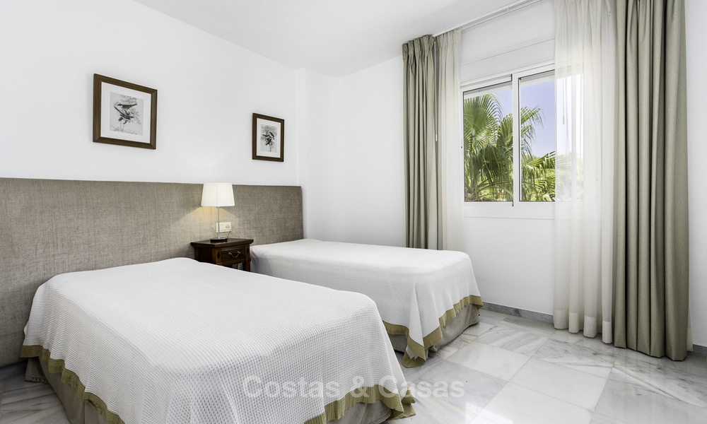 Luminoso y espacioso apartamento en venta, a poca distancia de Puerto Banús, todos los servicios y la playa - Nueva Andalucía, Marbella 17984