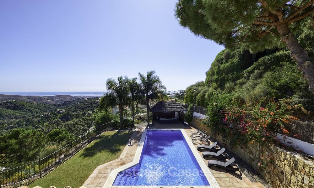 Acogedora villa de estilo tradicional, en un oasis natural, con increíbles vistas al mar y a la montaña en venta, Benahavis - Marbella 18017