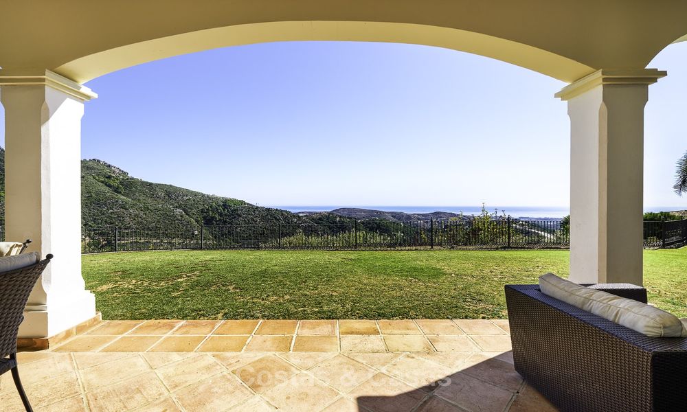 Acogedora villa de estilo tradicional, en un oasis natural, con increíbles vistas al mar y a la montaña en venta, Benahavis - Marbella 18034