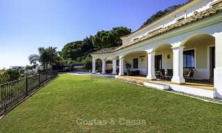 Acogedora villa de estilo tradicional, en un oasis natural, con increíbles vistas al mar y a la montaña en venta, Benahavis - Marbella 18035 