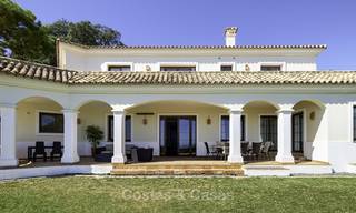 Acogedora villa de estilo tradicional, en un oasis natural, con increíbles vistas al mar y a la montaña en venta, Benahavis - Marbella 18036 