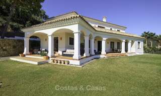 Acogedora villa de estilo tradicional, en un oasis natural, con increíbles vistas al mar y a la montaña en venta, Benahavis - Marbella 18037 
