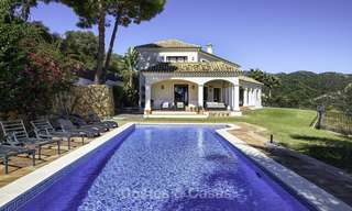 Acogedora villa de estilo tradicional, en un oasis natural, con increíbles vistas al mar y a la montaña en venta, Benahavis - Marbella 18038 