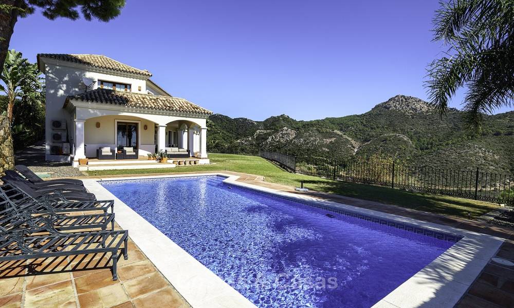 Acogedora villa de estilo tradicional, en un oasis natural, con increíbles vistas al mar y a la montaña en venta, Benahavis - Marbella 18039
