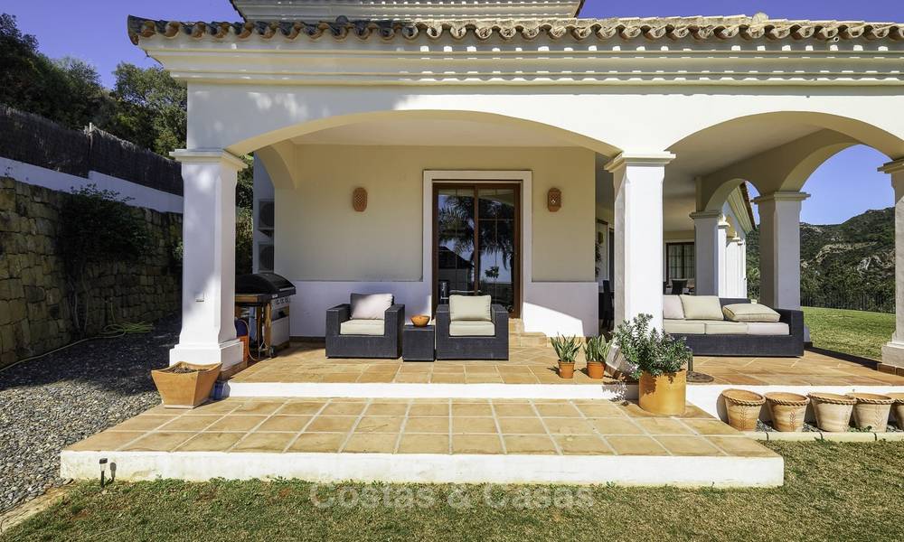 Acogedora villa de estilo tradicional, en un oasis natural, con increíbles vistas al mar y a la montaña en venta, Benahavis - Marbella 18042