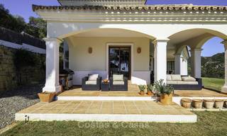 Acogedora villa de estilo tradicional, en un oasis natural, con increíbles vistas al mar y a la montaña en venta, Benahavis - Marbella 18042 