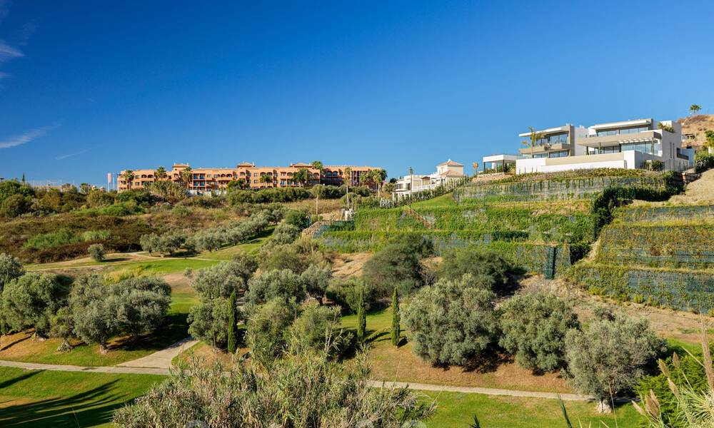 Una obra maestra única, villa de lujo moderna con impresionantes vistas al mar a la venta, en primera línea de golf en un resort de primera clase, Benahavis - Marbella 36647