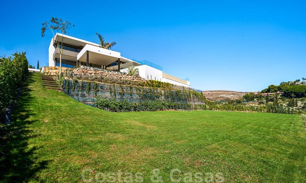 Una obra maestra única, villa de lujo moderna con impresionantes vistas al mar a la venta, en primera línea de golf en un resort de primera clase, Benahavis - Marbella 36650