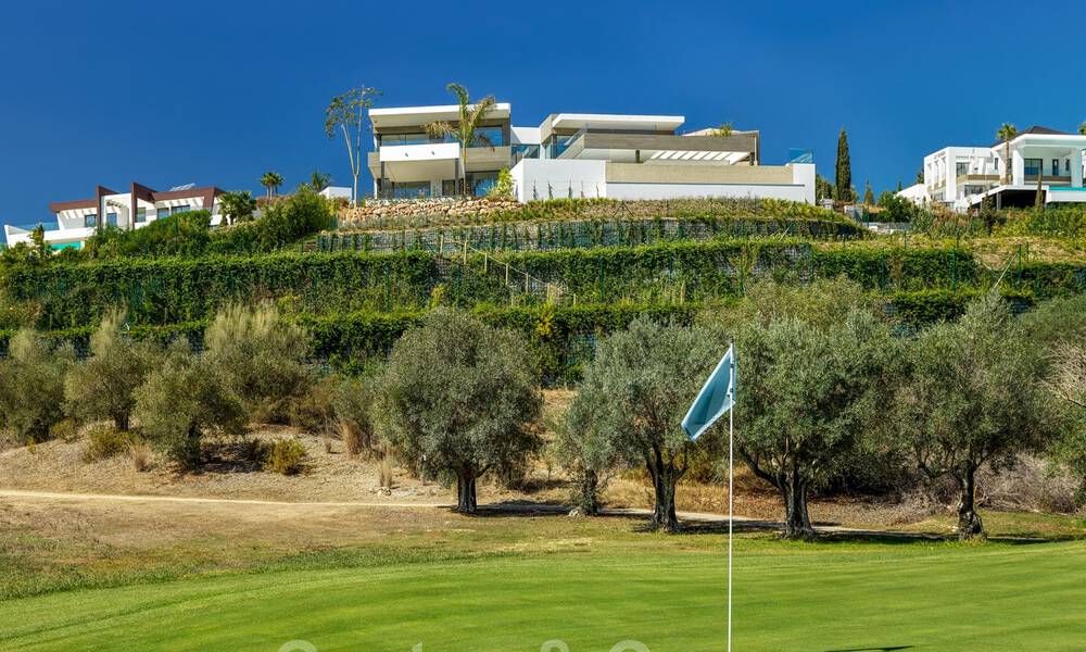 Una obra maestra única, villa de lujo moderna con impresionantes vistas al mar a la venta, en primera línea de golf en un resort de primera clase, Benahavis - Marbella 36651