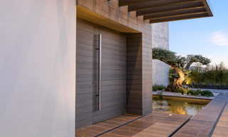 Una obra maestra única, villa de lujo moderna con impresionantes vistas al mar a la venta, en primera línea de golf en un resort de primera clase, Benahavis - Marbella 36656 