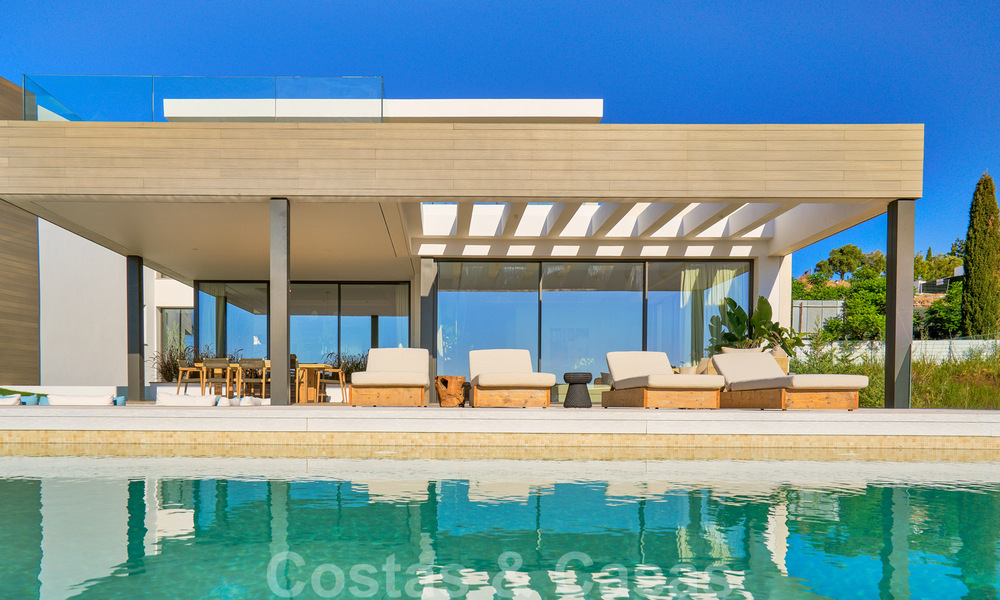Una obra maestra única, villa de lujo moderna con impresionantes vistas al mar a la venta, en primera línea de golf en un resort de primera clase, Benahavis - Marbella 36660
