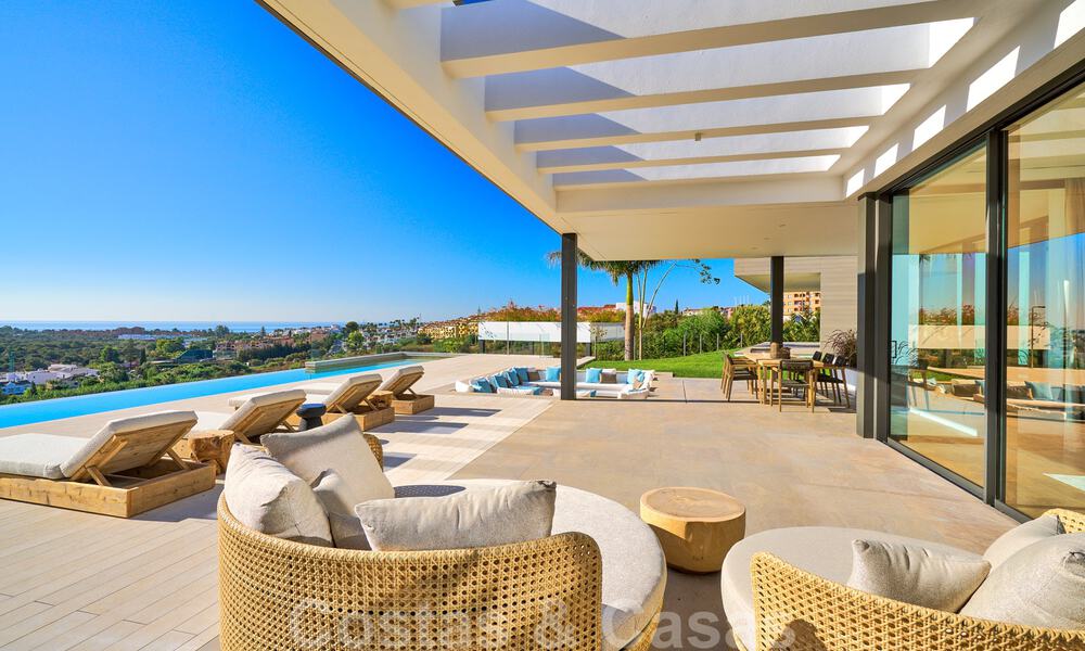 Una obra maestra única, villa de lujo moderna con impresionantes vistas al mar a la venta, en primera línea de golf en un resort de primera clase, Benahavis - Marbella 36663