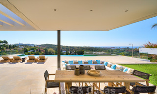 Una obra maestra única, villa de lujo moderna con impresionantes vistas al mar a la venta, en primera línea de golf en un resort de primera clase, Benahavis - Marbella 36665 