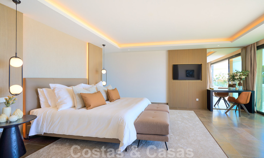 Una obra maestra única, villa de lujo moderna con impresionantes vistas al mar a la venta, en primera línea de golf en un resort de primera clase, Benahavis - Marbella 36670