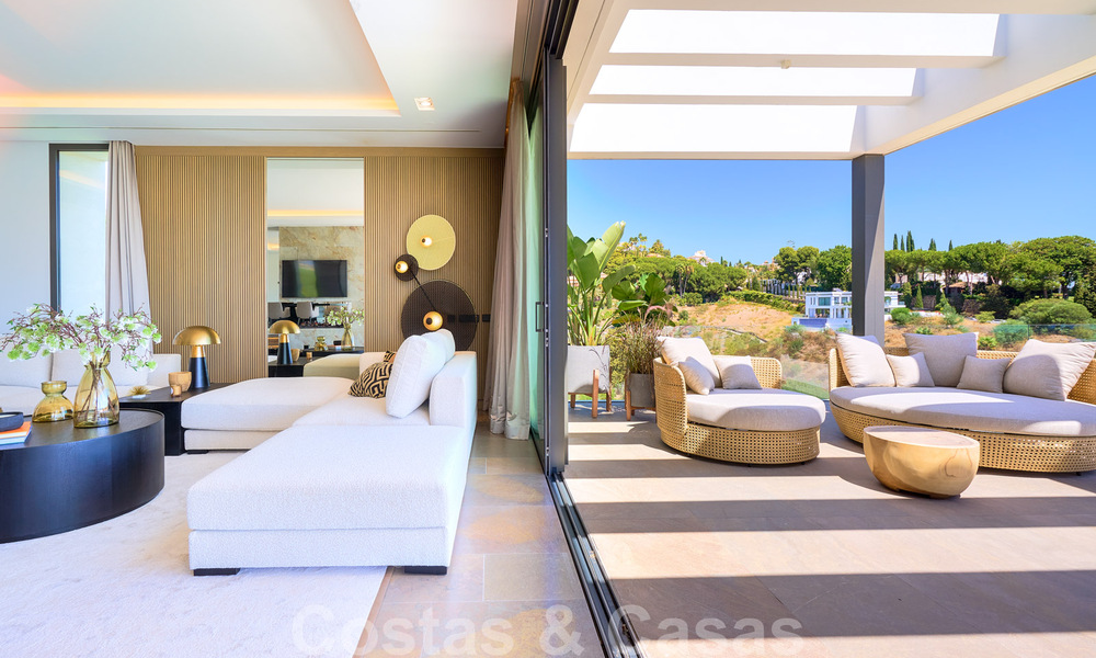 Una obra maestra única, villa de lujo moderna con impresionantes vistas al mar a la venta, en primera línea de golf en un resort de primera clase, Benahavis - Marbella 36676