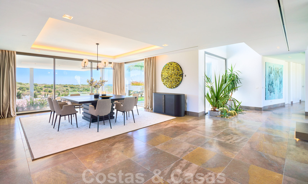 Una obra maestra única, villa de lujo moderna con impresionantes vistas al mar a la venta, en primera línea de golf en un resort de primera clase, Benahavis - Marbella 36678