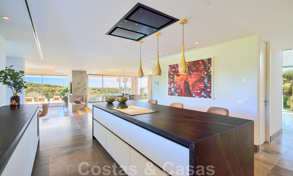Una obra maestra única, villa de lujo moderna con impresionantes vistas al mar a la venta, en primera línea de golf en un resort de primera clase, Benahavis - Marbella 36683