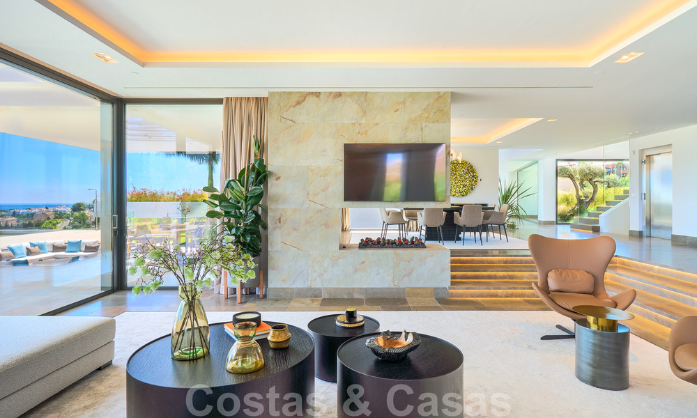 Una obra maestra única, villa de lujo moderna con impresionantes vistas al mar a la venta, en primera línea de golf en un resort de primera clase, Benahavis - Marbella 36684
