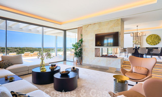 Una obra maestra única, villa de lujo moderna con impresionantes vistas al mar a la venta, en primera línea de golf en un resort de primera clase, Benahavis - Marbella 36686 