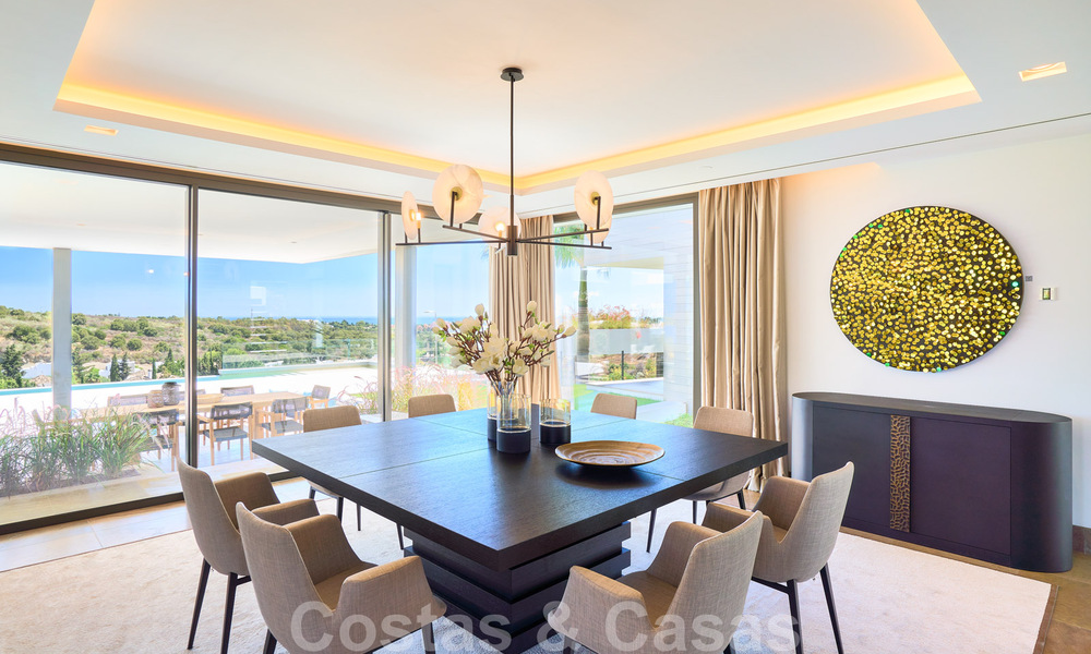 Una obra maestra única, villa de lujo moderna con impresionantes vistas al mar a la venta, en primera línea de golf en un resort de primera clase, Benahavis - Marbella 36689