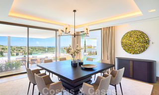Una obra maestra única, villa de lujo moderna con impresionantes vistas al mar a la venta, en primera línea de golf en un resort de primera clase, Benahavis - Marbella 36689 