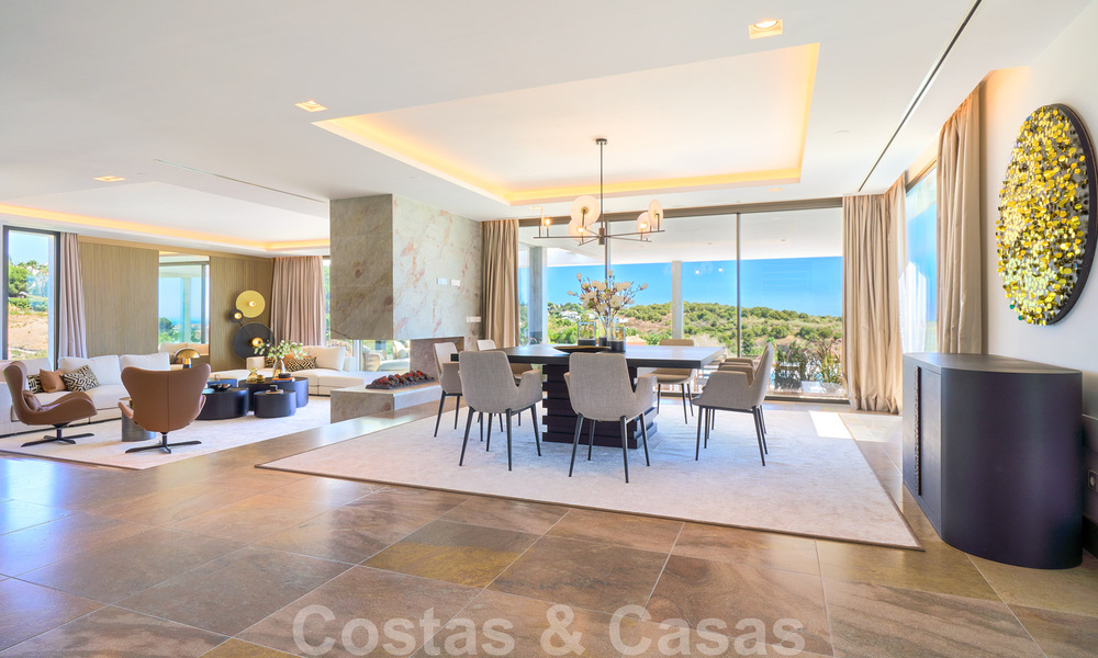 Una obra maestra única, villa de lujo moderna con impresionantes vistas al mar a la venta, en primera línea de golf en un resort de primera clase, Benahavis - Marbella 36690