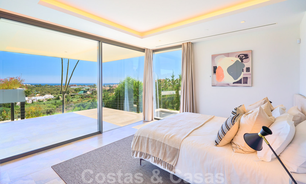 Una obra maestra única, villa de lujo moderna con impresionantes vistas al mar a la venta, en primera línea de golf en un resort de primera clase, Benahavis - Marbella 36698