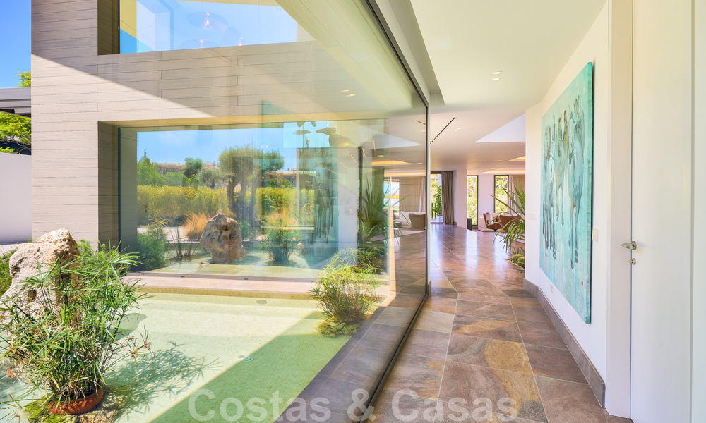 Una obra maestra única, villa de lujo moderna con impresionantes vistas al mar a la venta, en primera línea de golf en un resort de primera clase, Benahavis - Marbella 36702