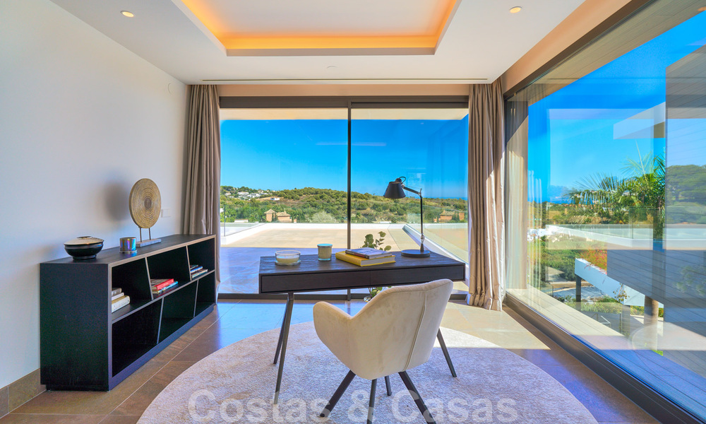 Una obra maestra única, villa de lujo moderna con impresionantes vistas al mar a la venta, en primera línea de golf en un resort de primera clase, Benahavis - Marbella 36707