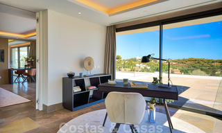 Una obra maestra única, villa de lujo moderna con impresionantes vistas al mar a la venta, en primera línea de golf en un resort de primera clase, Benahavis - Marbella 36708 