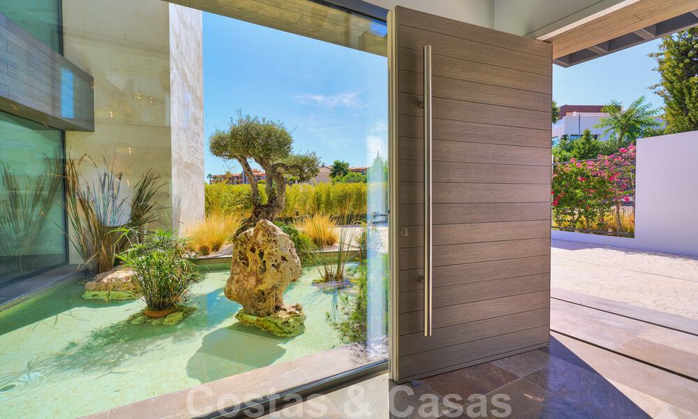 Una obra maestra única, villa de lujo moderna con impresionantes vistas al mar a la venta, en primera línea de golf en un resort de primera clase, Benahavis - Marbella 36710