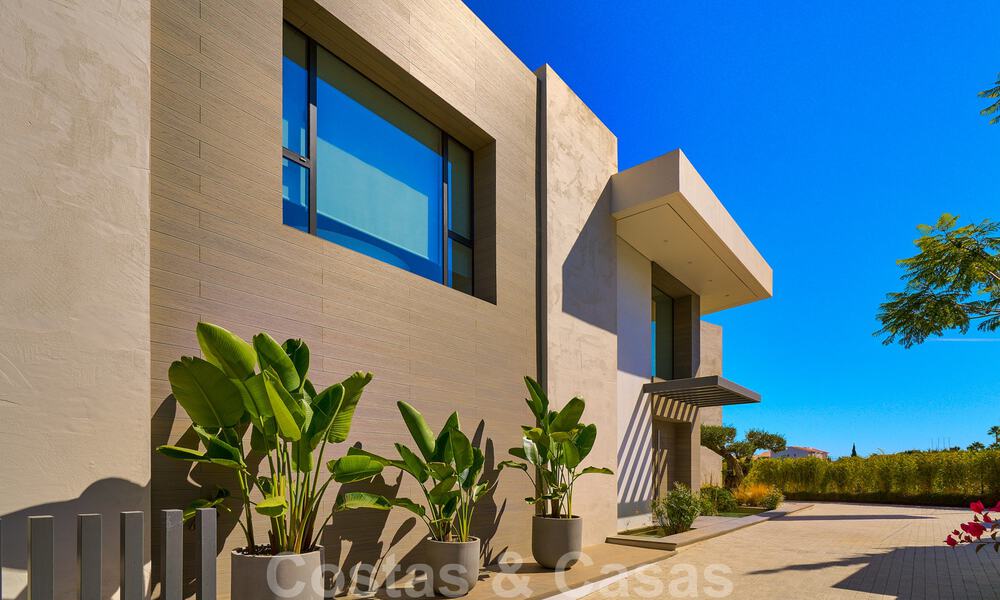Una obra maestra única, villa de lujo moderna con impresionantes vistas al mar a la venta, en primera línea de golf en un resort de primera clase, Benahavis - Marbella 36713
