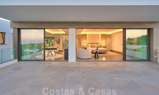 Una obra maestra única, villa de lujo moderna con impresionantes vistas al mar a la venta, en primera línea de golf en un resort de primera clase, Benahavis - Marbella 36714 