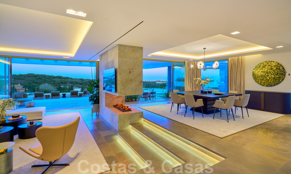 Una obra maestra única, villa de lujo moderna con impresionantes vistas al mar a la venta, en primera línea de golf en un resort de primera clase, Benahavis - Marbella 36716