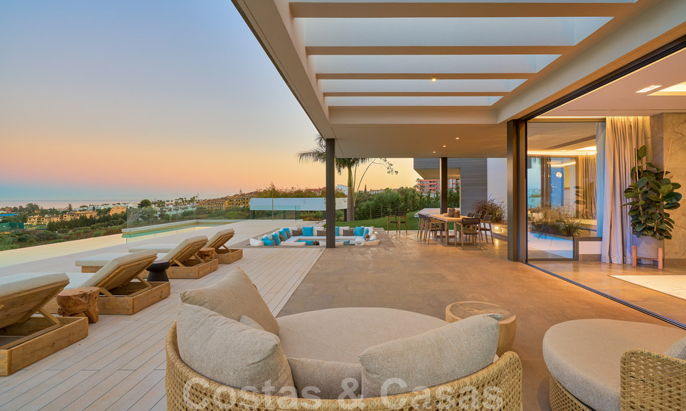 Una obra maestra única, villa de lujo moderna con impresionantes vistas al mar a la venta, en primera línea de golf en un resort de primera clase, Benahavis - Marbella 36719