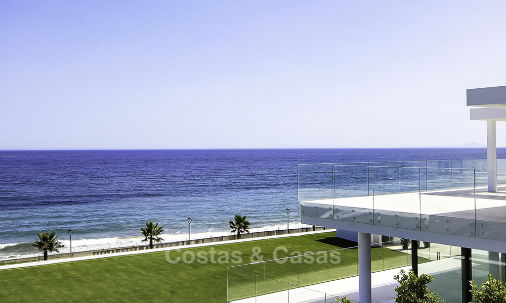 Se vende un exclusivo ático de diseño moderno frente a la playa, listo para ser habitado, en la Nueva Milla de Oro, Marbella - Estepona 18847