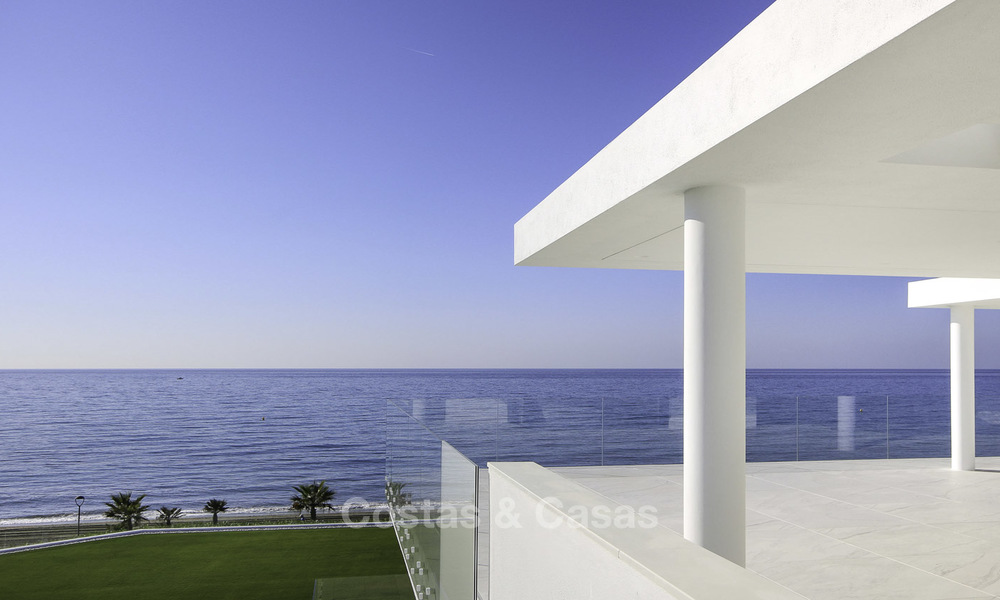Se vende un exclusivo ático de diseño moderno frente a la playa, listo para ser habitado, en la Nueva Milla de Oro, Marbella - Estepona 18849