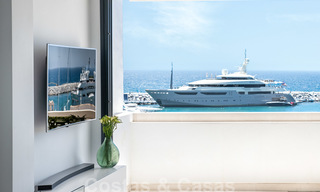 Único ático dúplex de lujo totalmente reformado en venta en el centro de Puerto Banús, Marbella 28524 