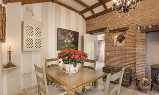 Encantadora villa rústica italiana en una doble parcela en venta, completamente renovada, Estepona East 19309 