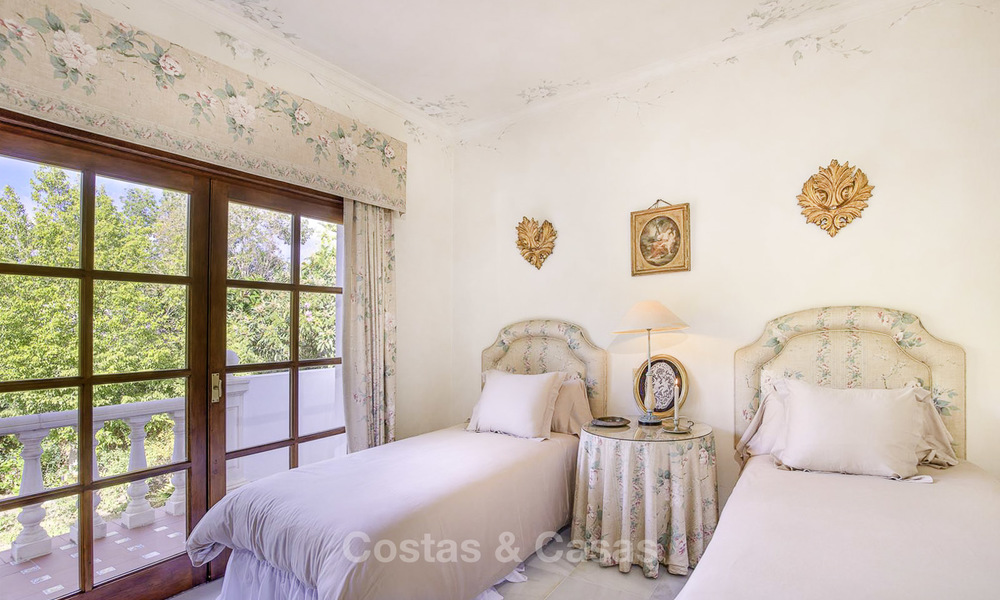 Encantadora villa rústica italiana en una doble parcela en venta, completamente renovada, Estepona East 19310