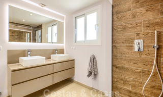 Apartamento en planta alta completamente renovado en venta, en primera línea de una playa tranquila al oeste de Estepona 26818 