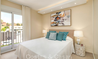 Apartamento en planta alta completamente renovado en venta, en primera línea de una playa tranquila al oeste de Estepona 26819 