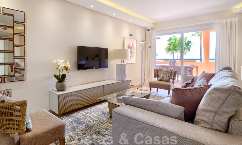 Apartamento en planta alta completamente renovado en venta, en primera línea de una playa tranquila al oeste de Estepona 26824
