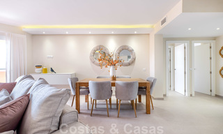 Apartamento en planta alta completamente renovado en venta, en primera línea de una playa tranquila al oeste de Estepona 26825 