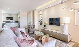 Apartamento en planta alta completamente renovado en venta, en primera línea de una playa tranquila al oeste de Estepona 26827 