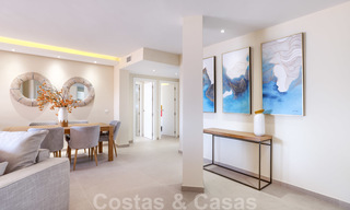 Apartamento en planta alta completamente renovado en venta, en primera línea de una playa tranquila al oeste de Estepona 26829 