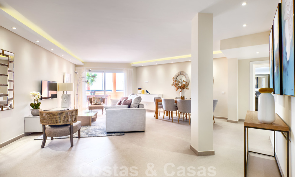 Apartamento en planta alta completamente renovado en venta, en primera línea de una playa tranquila al oeste de Estepona 26830